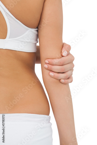 Young fit woman touching her elbow © WavebreakmediaMicro