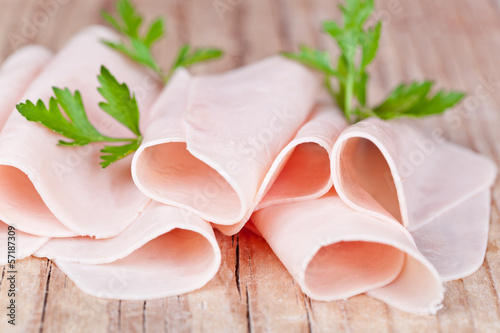 фотографія slices of ham with parsley