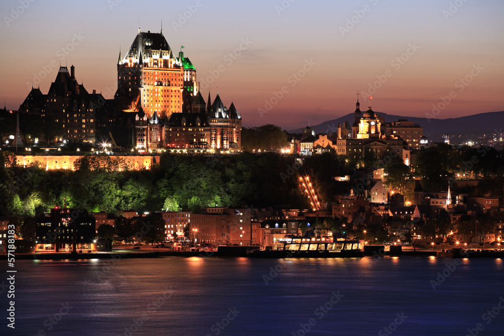 Naklejka premium Panoramę miasta Quebec o zmierzchu i rzeki Świętego Wawrzyńca w Kanadzie