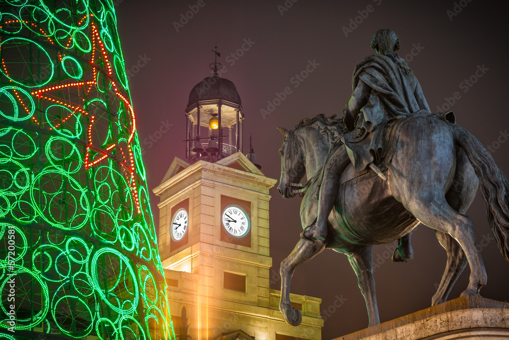 Felipe III statue in the Puerta del Sol of Madrid at Christmas - obrazy, fototapety, plakaty 