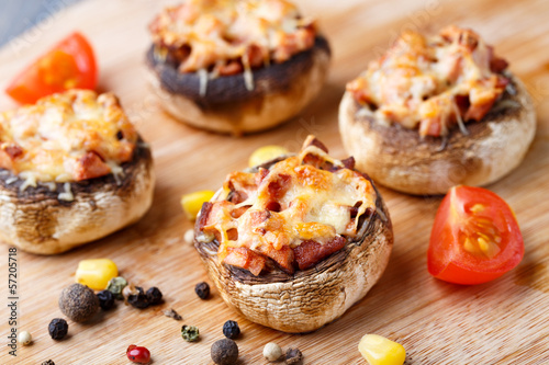 Stuffed champignons with ham and cheese