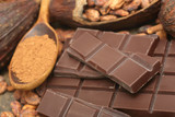 Tafelschokolade mit Kakaobohnen