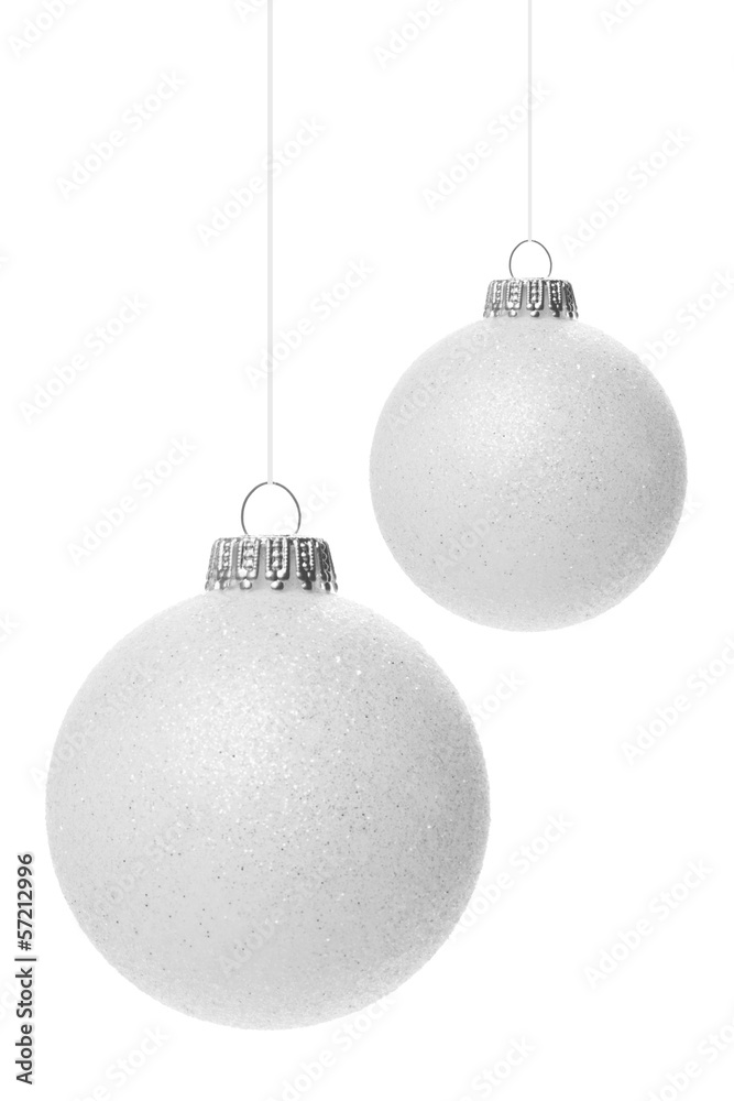 Weiße Weihnachtskugeln StockFoto Adobe Stock