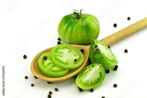 Zielone pomidory na białym tle