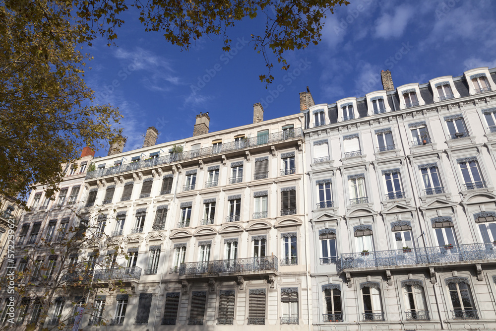 Fototapeta premium Fassade traditioneller Wohngebäude in Lyon,Frankreich