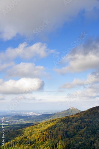 Blick auf Burg Hohenzollern im Herbst / Albtrauf