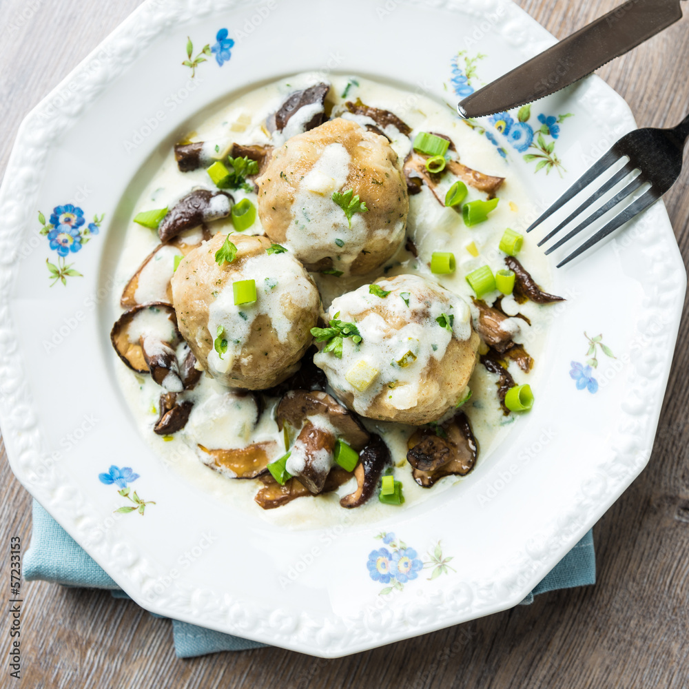 Semmelknödel mit Wildpilzrahmragout Stock-Foto | Adobe Stock
