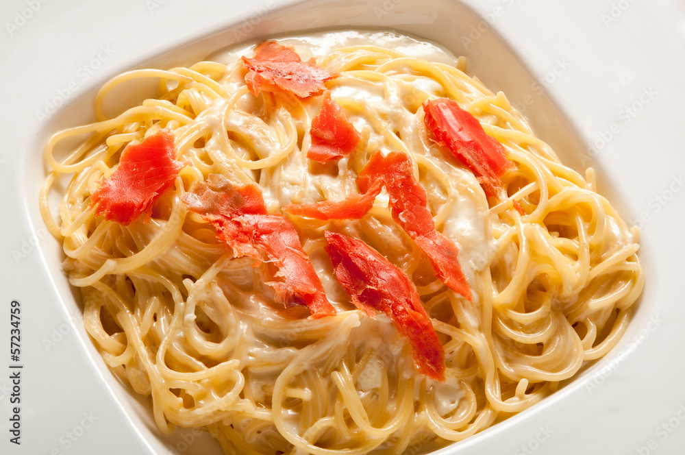 spaghetti al salmone, panna e vodka spaghetti al salmone, panna e vodka