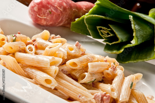 pasta, penne salsiccia, porro e panna photo