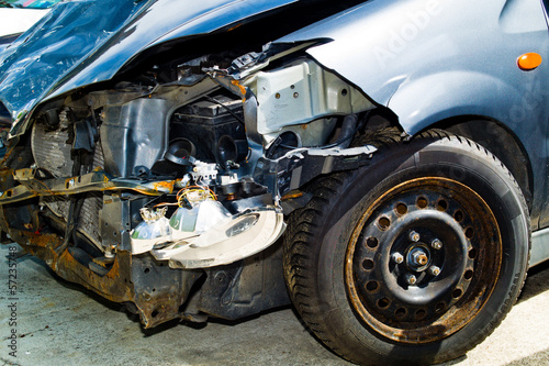 Auto mit Blechschaden nach einem Unfall