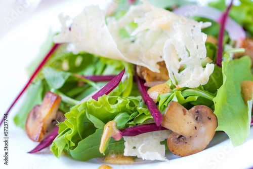 Fresh salad with lettuce, mushrooms, beetroot and cheese chips