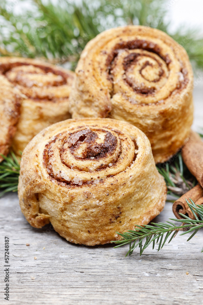 Fototapeta premium Cinnamon rolls in christmas setting