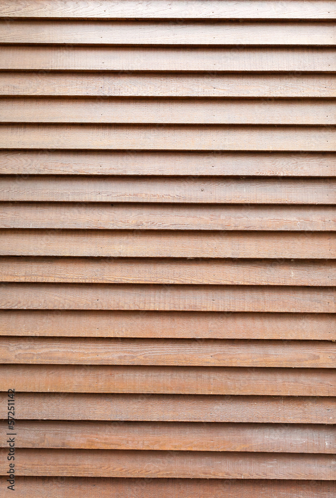 Rivestimento di un muro in doghe orizzontali di legno Stock Photo