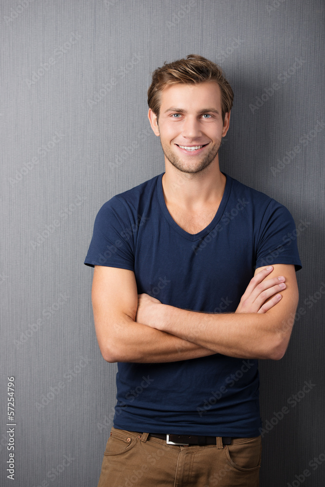 junger mann mit verschränkten armen Stock Photo Adobe Stock