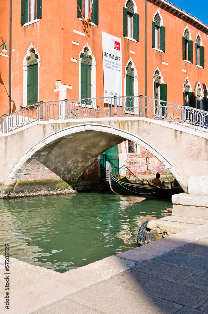 Gondole sous un pont à Venise