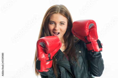 Mädchen mit Boxhandschuhen