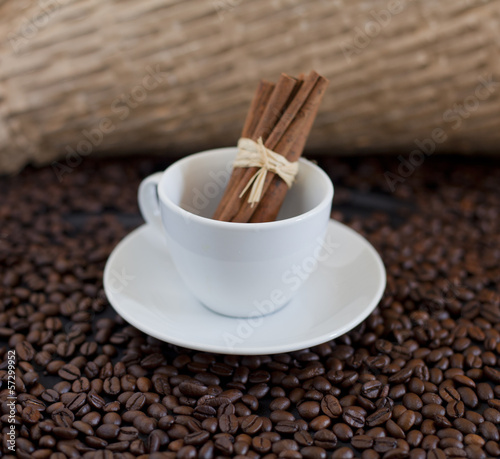 grains de café et bâtons de cannelle dans tasse