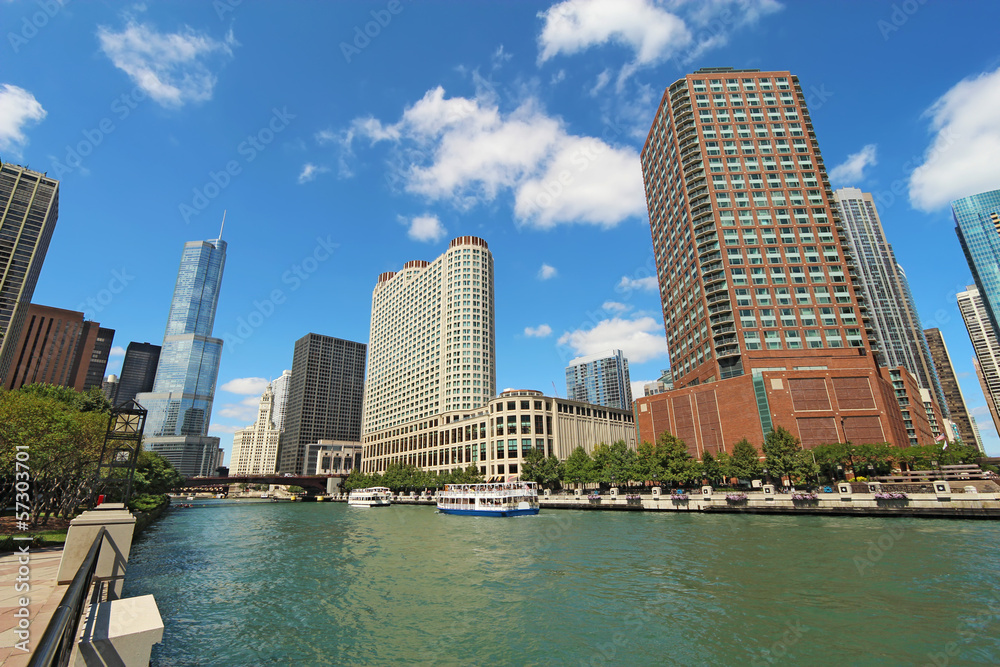 Obraz premium Skyline of Chicago, Illinois along the Chicago River