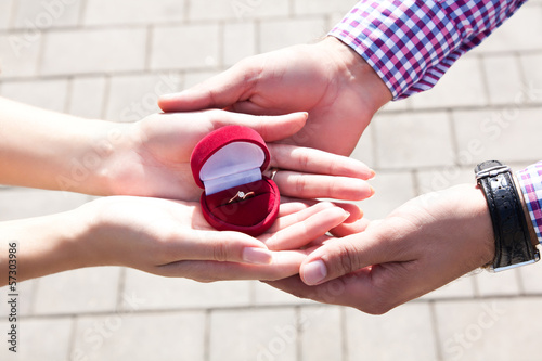 Парень подарил своей девушке кольцо
