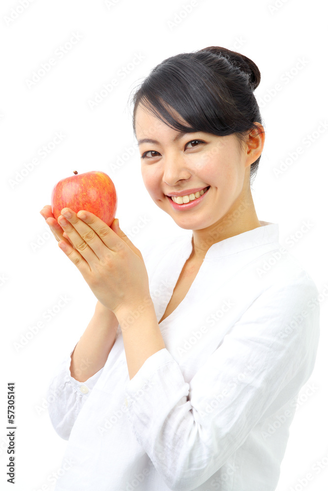 林檎を持つ女性