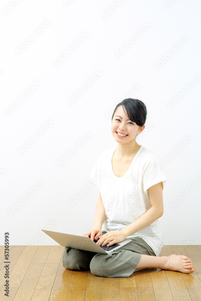 ノートパソコン・若い女性 ノートパソコン・若い女性