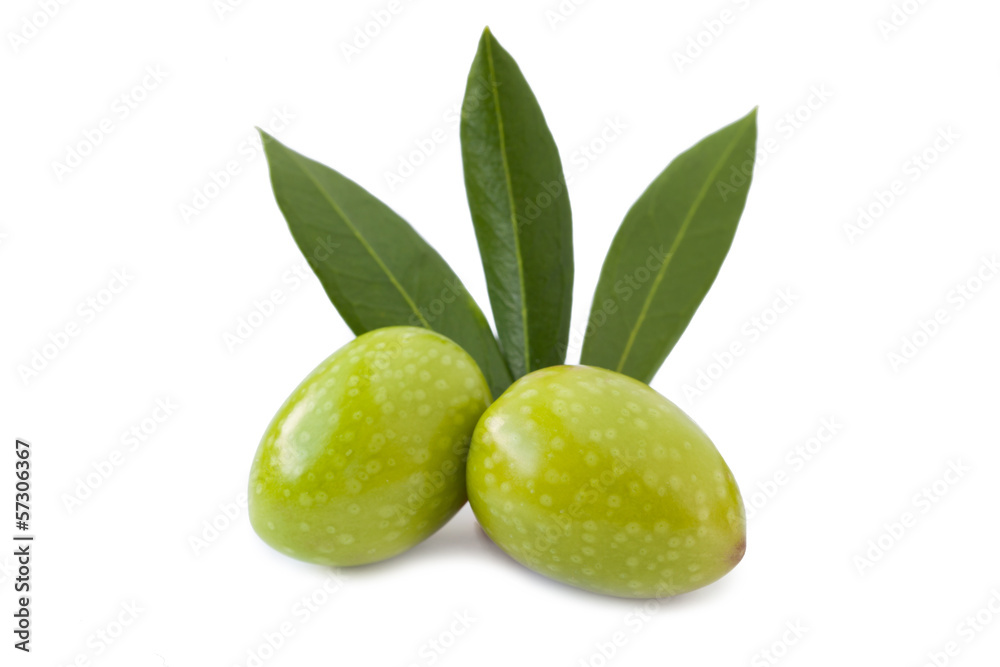 Obraz premium Green olives isolated