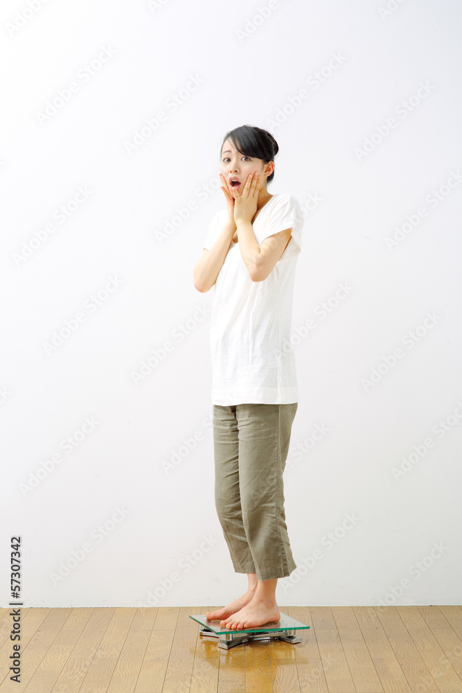 体重計に乗る女性 体重計に乗る女性