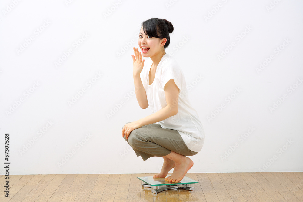 体重計に乗る女性 体重計に乗る女性