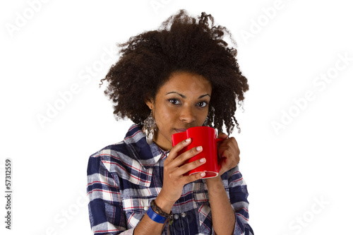 Attraktive junge Frau trinkt Kaffee oder Tee