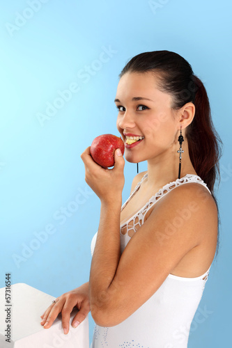 Piękna dziewczyna ugryzła jabłko.