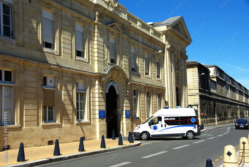 Fototapeta premium Ambulance à l'hôpital St André de Bordeaux