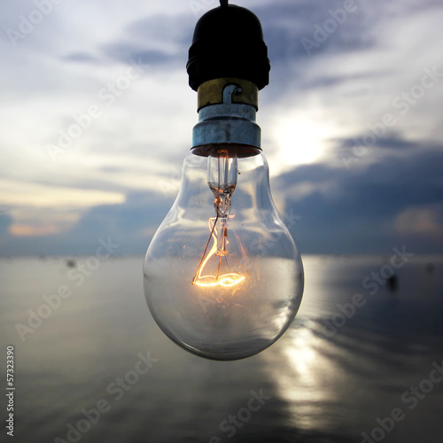 Photographie lightbulb on beautiful sky background