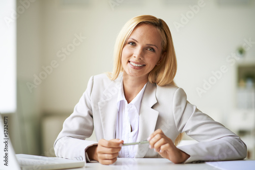 Businesswoman at workplace © pressmaster