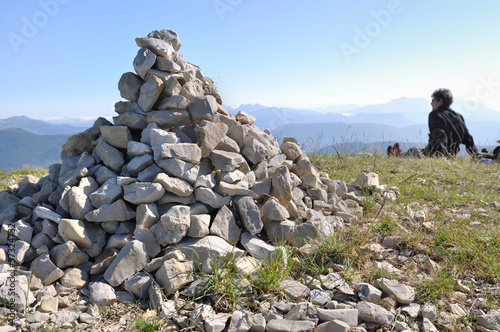 randonneur  contemplatif  à côté d'un cairn