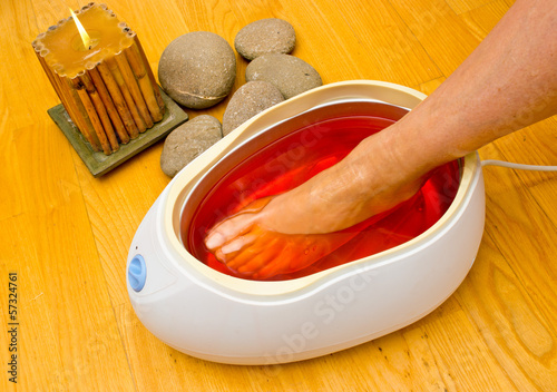 woman foot in paraffin bath at the spa Fototapet