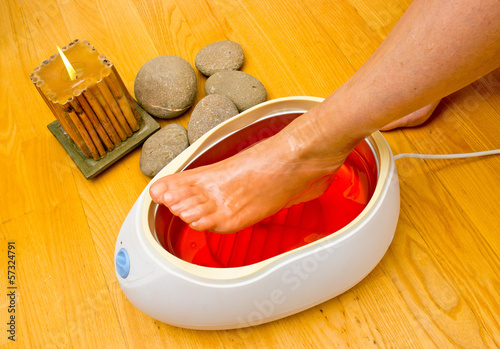 woman foot in paraffin bath at the spa Fototapet
