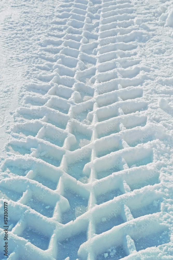Fototapeta premium LKW-Spur im Schnee