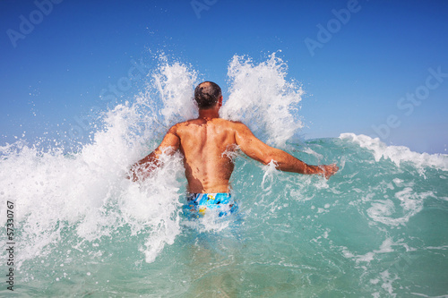 Men in wave © Galyna Andrushko