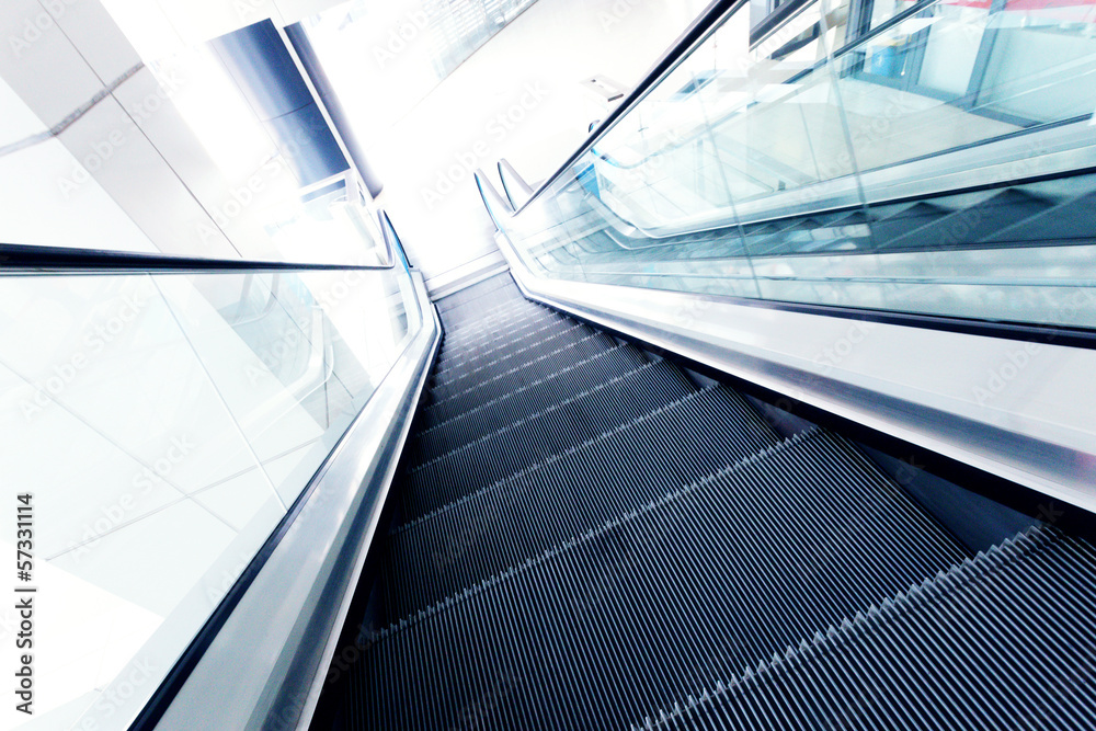 Obraz premium escalator in shopping mall