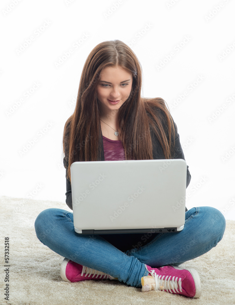 Naklejka premium Mädchen mit Laptop