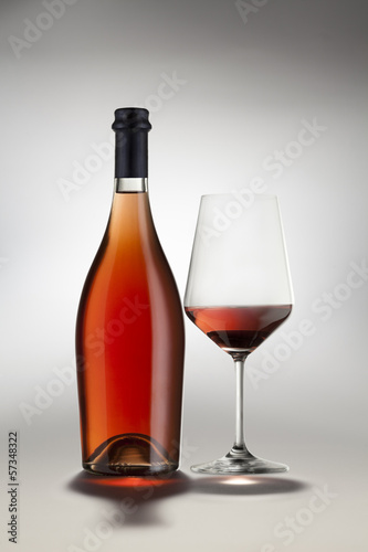Bottiglia e Bicchiere vino rosato spumante