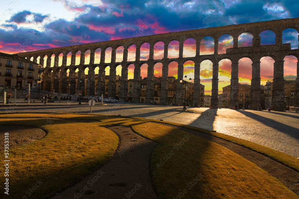 Majestic Sunset Image of the Ancient Aqueduct in Segovia Spain - obrazy, fototapety, plakaty 