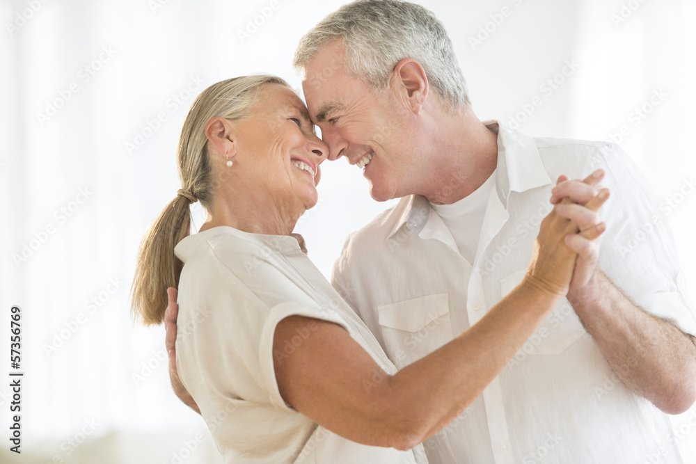 Fototapeta premium Romantyczna para tańczy w domu