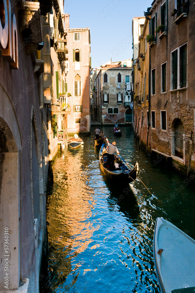 Gondole sur canal à Venise