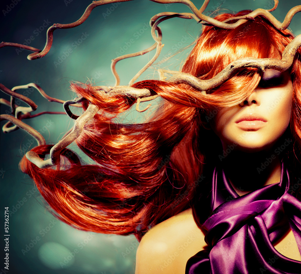 Fototapeta premium Moda modela kobiety portret z Długim Kędzierzawym Czerwonym włosy