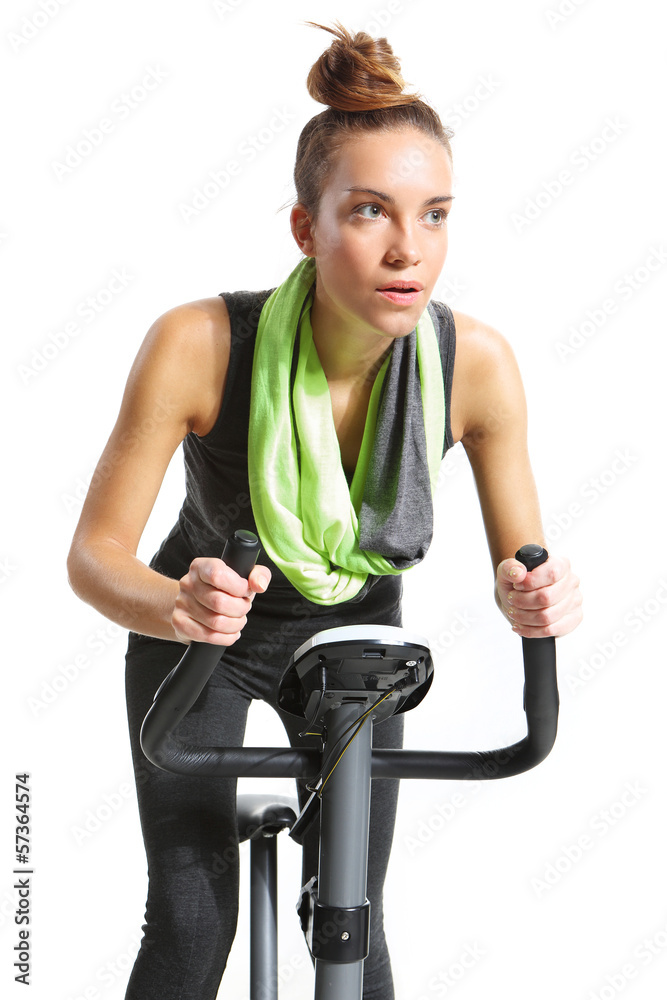 Naklejka premium dziewczyna w czarnym dresie jedzie na rowerze