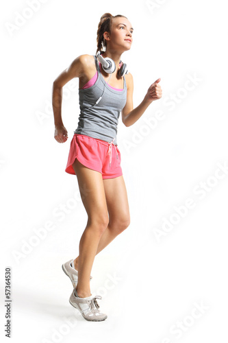 atrakcyjna  kobieta trenuje bieganie