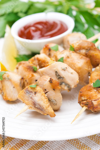 skewers of chicken with lemon, parsley and tomato sauce