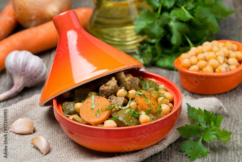 Schilderij op canvas tagine with beef, chickpeas and vegetables