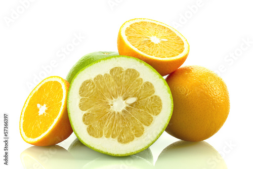 Soczyste pomarańcze i grejpfrut na białym tle